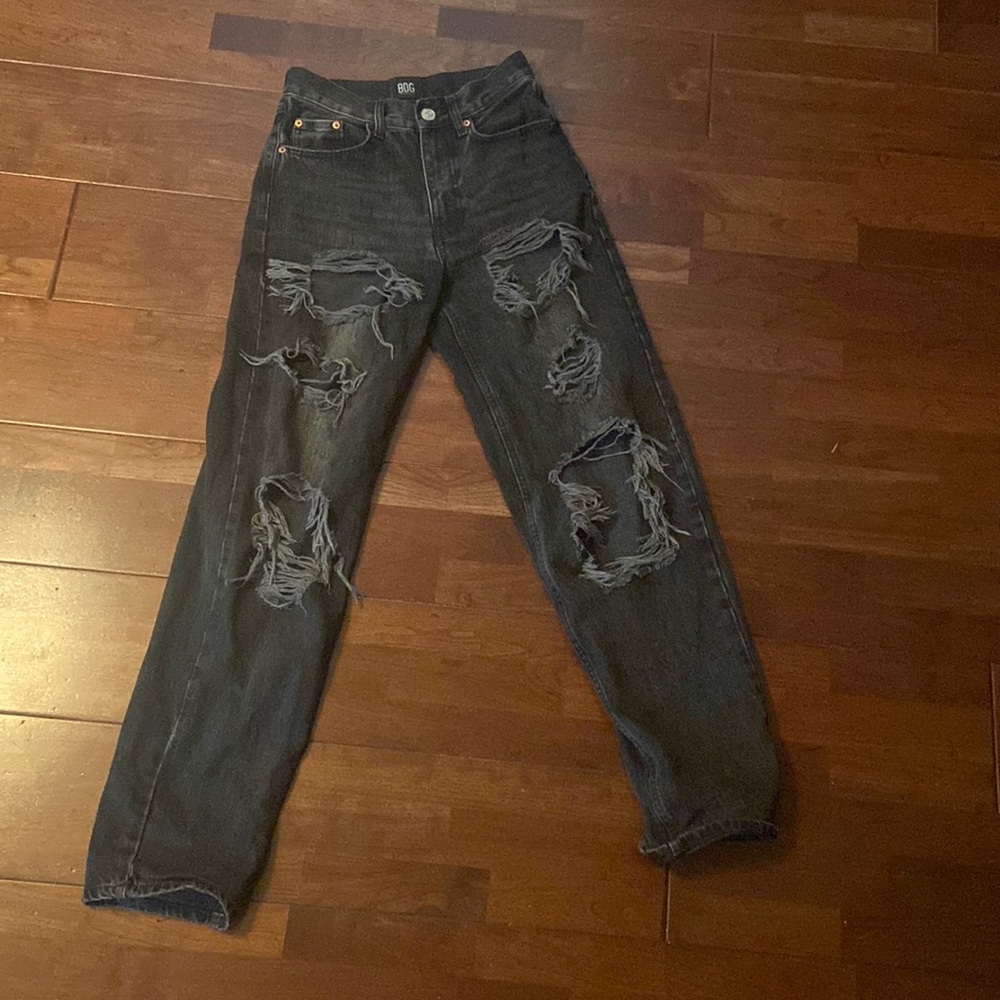 BDG HIGH RISE BAGGY DISTRESSED JEANS 25